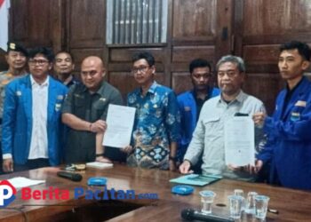 Surat permohonan maaf kepada masyarakat Kabupaten Pacitan dan surat pernyataan siap mengundurkan diri yang di tandatangani oleh pejabat Disparbudpora Pacitan, Kamis, 9 Januari 2025. (Foto: Diki Kurnia/Beritapacitan)