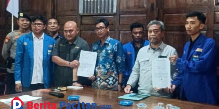 Surat permohonan maaf kepada masyarakat Kabupaten Pacitan dan surat pernyataan siap mengundurkan diri yang di tandatangani oleh pejabat Disparbudpora Pacitan, Kamis, 9 Januari 2025. (Foto: Diki Kurnia/Beritapacitan)