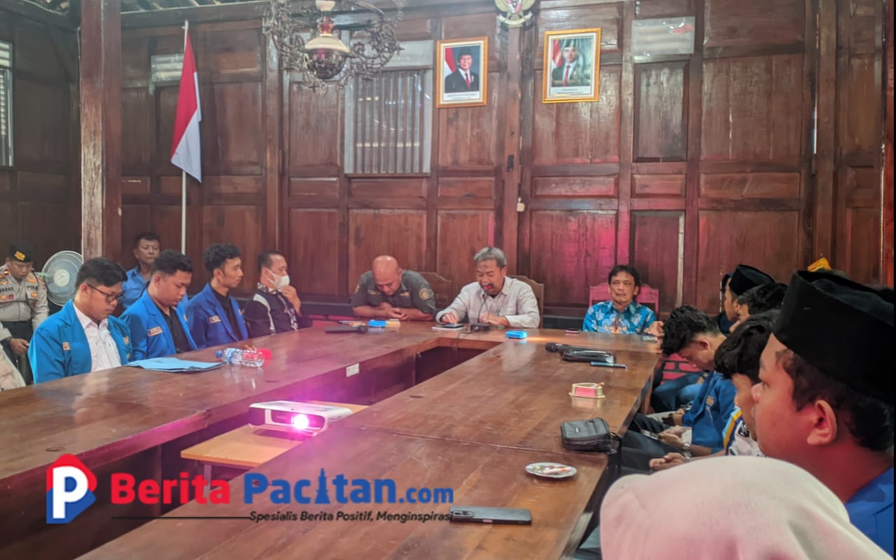 Suasana audiensi PMII dan Disparbudpora Pacitan yang berlangsung alot. (Foto: Diki Kurnia/Beritapacitan)