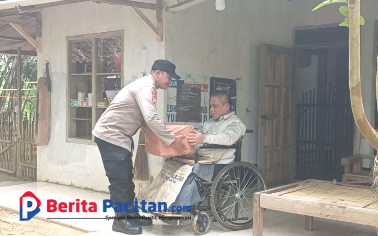 Bantuan diberikan kepada Difabel, Wijianto. (Foto: Diki Kurnia/Beritapacitan)