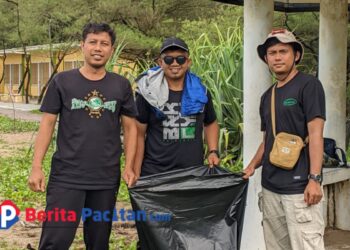 Hablum Minal ‘Alam: Santri Demokrasi Gelar Aksi Bebersih Pantai di Pacitan