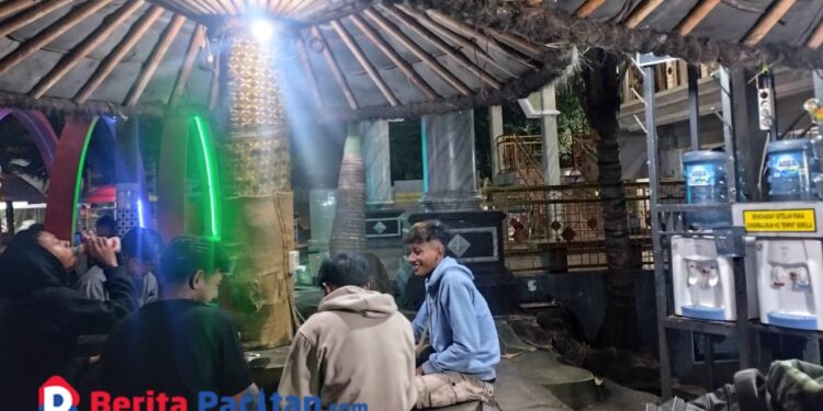 Para muda-mudi tampak santai, merehabilitasi diri usai penat berkendara jauh, Sabtu, 18 Januari 2025. (Foto: Diki Kurnia/Beritapacitan)