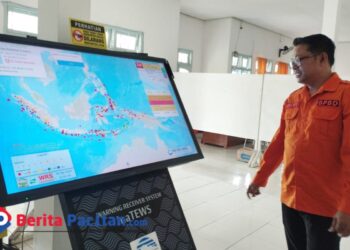 Kepala Bidang Kedaruratan dan Logistik BPBD Pacitan, Radite Suryo Anggoro, saat menunggu sistem INATEWS. (Foto: Diki Kurnia/Beritapacitan.com)