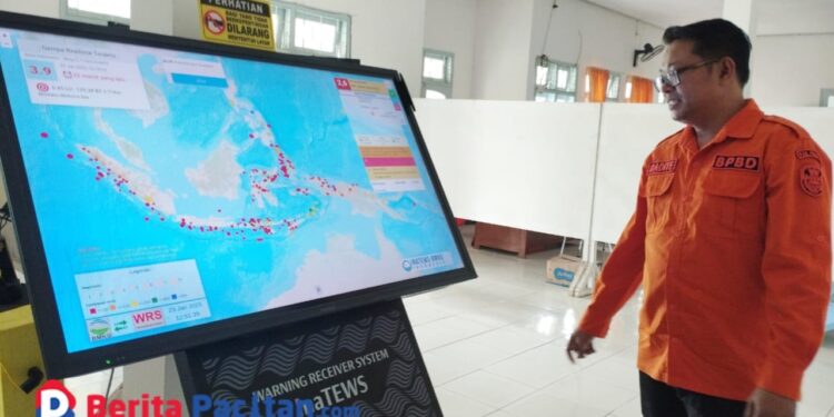 Kepala Bidang Kedaruratan dan Logistik BPBD Pacitan, Radite Suryo Anggoro, saat menunggu sistem INATEWS. (Foto: Diki Kurnia/Beritapacitan.com)