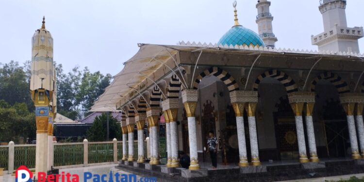 Potret masjid di Pacitan yang mirip Masjid Nabawi di Arab Saudi, Jumat, 24 Januari 2025. (Foto: Diki Kurnia/Ketik.co.id)