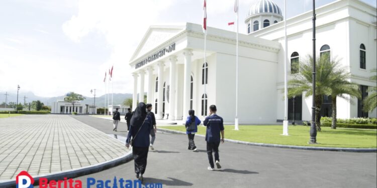 Di Luar, para pengunjung disuguhkan kemegahan bangunan Museum SBY*ANI, Sabtu, 25 Januari 2025. (Foto: Diki Kurnia/Beritapacitan.com)