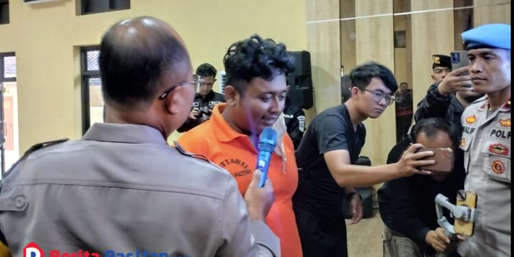 Pelaku pencurian motor di Pacitan tertunduk lesu dihadapan Kapolres Pacitan. (Foto: Diki Kurnia/Beritapacitan.com)