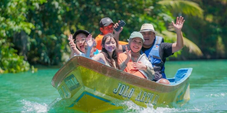 Sejumlah wisatawan tampak semringah menikmati indahnya pemandangan di Sungai Maron Pacitan menggunakan fasilitas perahu milik warga setempat. (Foto: Instagram @Sungai Maron)