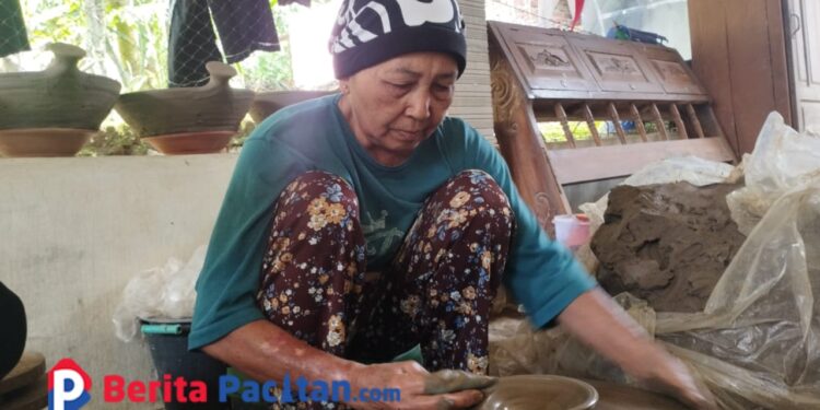 Cerita Rumini Pengrajin Gerabah Tertua di Pacitan