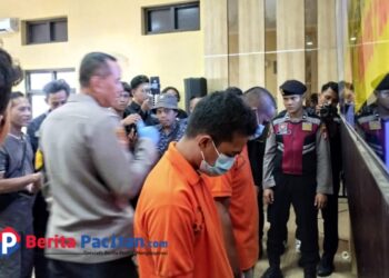 Wajah dua pemuda pengedar obat terlarang tertunduk lesu di Gedung Bhayangkara Polres Pacitan, Senin, 3 Februari 2025. (Foto: Diki Kurnia/Beritapacitan.com)