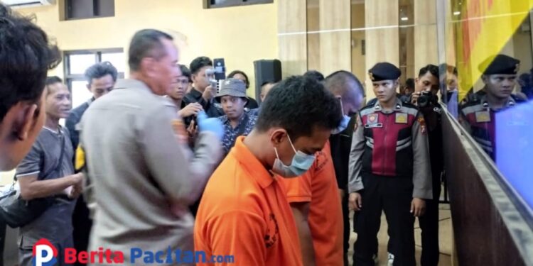 Wajah dua pemuda pengedar obat terlarang tertunduk lesu di Gedung Bhayangkara Polres Pacitan, Senin, 3 Februari 2025. (Foto: Diki Kurnia/Beritapacitan.com)