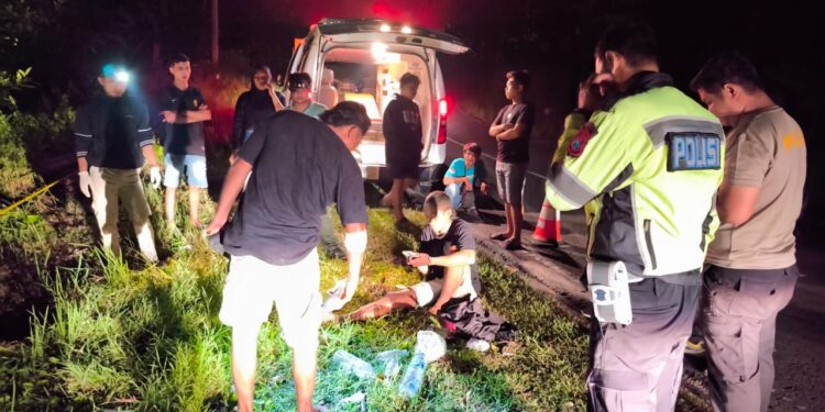 Proses evakuasi korban yang dilakukan pihak kepolisian usai tragedi truk terjun ke jurang, Rabu 5 Februari 2025. (Foto: Polres Pacitan for Berita Pacitan)