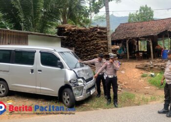 Polisi tengah mengecek kondisi kendaraan usai terjadi tabrakan. (Foto: Polres Pacitan for Beritapacitan.com)