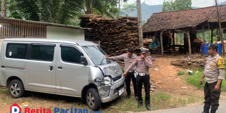 Polisi tengah mengecek kondisi kendaraan usai terjadi tabrakan. (Foto: Polres Pacitan for Beritapacitan.com)