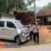 Polisi tengah mengecek kondisi kendaraan usai terjadi tabrakan. (Foto: Polres Pacitan for Beritapacitan.com)