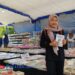 Seorang pengunjung telah menemukan buku yang akan dirinya beli dalam Bazar Buku di Halaman Gedung Layanan Perpustakaan Kabupaten Pacitan. (Foto: Diki Kurnia/Beritapacitan.com)