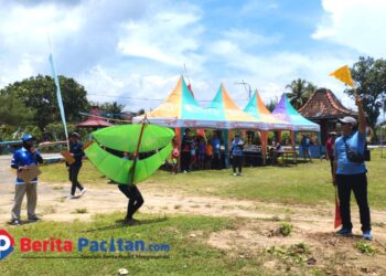 Penerbangan layang-layang tradisional oleh peserta dalam acara Festival yang digelar oleh Parai Beach Telengria Pacitan, Minggu, 16 Februari 2025. (Foto: Diki Kurnia/Beritapacitan.com)