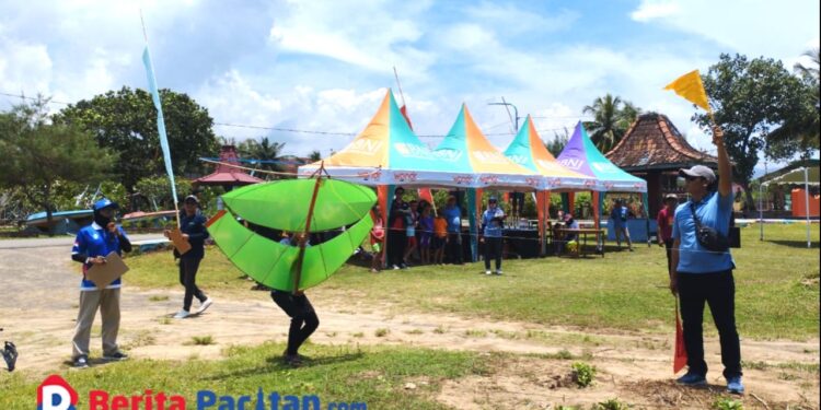 Penerbangan layang-layang tradisional oleh peserta dalam acara Festival yang digelar oleh Parai Beach Telengria Pacitan, Minggu, 16 Februari 2025. (Foto: Diki Kurnia/Beritapacitan.com)