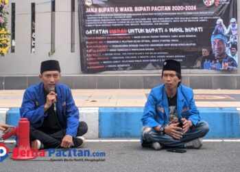 Pembentangan baliho catatan merah kinerja Bupati periode sebelumnya oleh PC PMII Pacitan, Kamis, 20 Februari 2025.(Foto: Diki Kurnia/Berita Pacitan)
