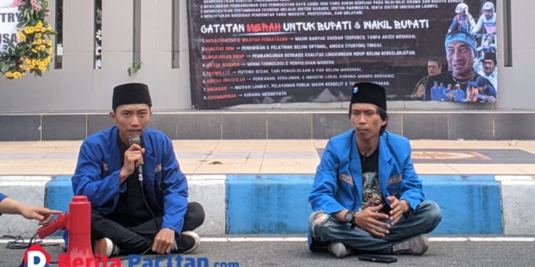 Pembentangan baliho catatan merah kinerja Bupati periode sebelumnya oleh PC PMII Pacitan, Kamis, 20 Februari 2025.(Foto: Diki Kurnia/Berita Pacitan)