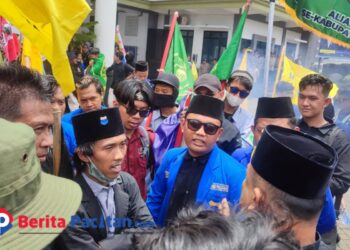 Massa aksi saat beradu mulut dengan DPRD Pacitan dalam aksi Aliansi Cipayung, Selasa, 25 Februari 2025. (Foto: Diki Kurnia For Berita Pacitan)