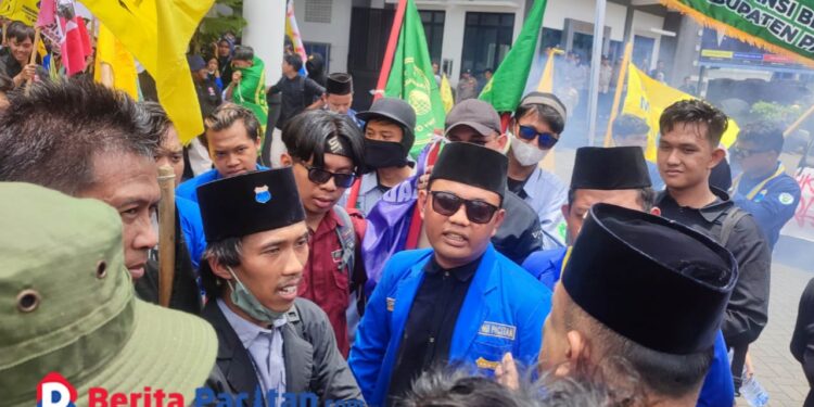 Massa aksi saat beradu mulut dengan DPRD Pacitan dalam aksi Aliansi Cipayung, Selasa, 25 Februari 2025. (Foto: Diki Kurnia For Berita Pacitan)