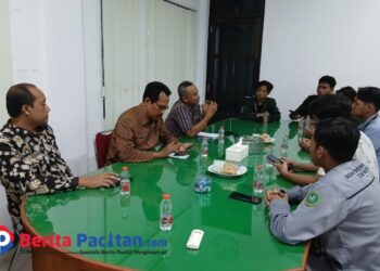 Suasana pertemuan BEM STAINU Pacitan dan DKPP setempat, Rabu, 26 Februari 2025. (Foto: Diki Kurnia/Berita Pacitan)