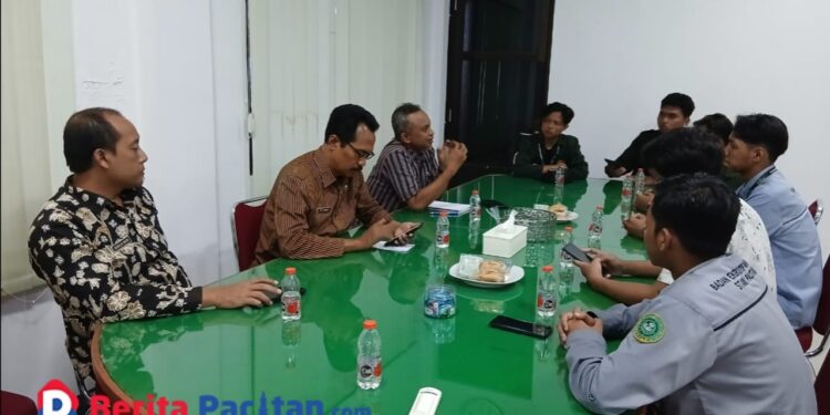 Suasana pertemuan BEM STAINU Pacitan dan DKPP setempat, Rabu, 26 Februari 2025. (Foto: Diki Kurnia/Berita Pacitan)