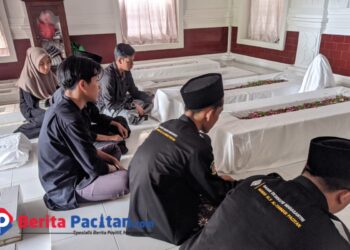 Para peziarah melantunkan kalimat tahlil di area Makam Kanjeng Jimat Pacitan, Jumat, 28 Februari 2025. (Foto: Diki Kurnia/Berita Pacitan)