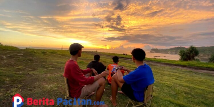 Cara Seru Menikmati Liburan ke Pantai Karang Bolong ala Anak Muda