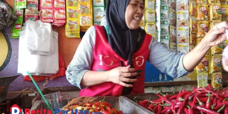 Pedagang cabai di Pasar Minulyo Pacitan. (Foto: Diki Kurnia/Berita Pacitan)