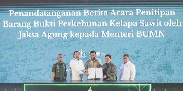Kejaksaan Agung RI secara resmi menyerahkan perkebunan sawit seluas 221.000 hektare milik Duta Palma Group kepada Kementerian Badan Usaha Milik Negara (BUMN) di Jakarta (Foto: Fajar For Beritapacitan.com)