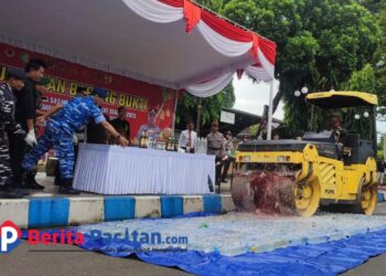 Polres Pacitan Musnahkan Ratusan Botol Miras dan Sabu Hasil Sitaan