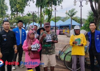 PMII Pacitan Bagikan Sembako dan Al-Qur’an untuk Tukang Becak Jelang Idul Fitri