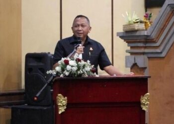 Foto: Kajati Bali, Ketut Sumedana, menjadi pembicara kunci dalam seminar hukum dan sosialisasi KUHP baru di Fakultas Hukum Universitas Udayana (FH Unud). (Dok. Ketut Sumedana)