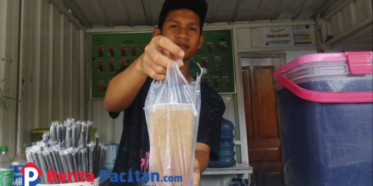 Minuman Segar, Harga Merakyat, Teh Impian Jadi Primadona di Pucang Sewu