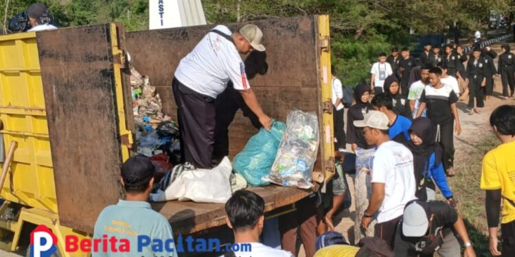 Petugas kebersihan DLH Pacitan saat mengangkut sampah dalam sebuah kegiatan. (Foto: Diki Kurnia/Beritapacitan.com)