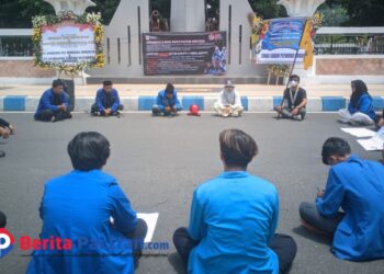 Aksi kirim doa oleh PMII Pacitan untuk kebaikan Kabupaten Pacitan di Depan Pendopo saat momen Pelantikan Kepala Daerah Serentak, Kamis, 20 Februari 2025. (Foto: Diki Kurnia/Berita Pacitan)