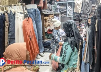 Kondisi Kian Terhimpit, Pedagang Baju Pasar Minulyo Pacitan Sepi Peminat
