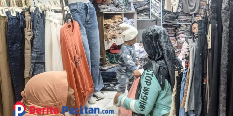 Kondisi Kian Terhimpit, Pedagang Baju Pasar Minulyo Pacitan Sepi Peminat