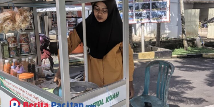 Jajakan Pentol Kuah di Depan Masjid Tegalombo Pacitan, Arin Raup Omzet Jutaan Rupiah