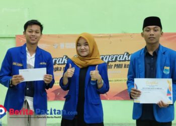 Penyerahan hadiah lomba dan sayembara dalam acara Semarak Peringatan Hari Lahir PMII ke 65. (Foto: Sunardi/Berita Pacitan)