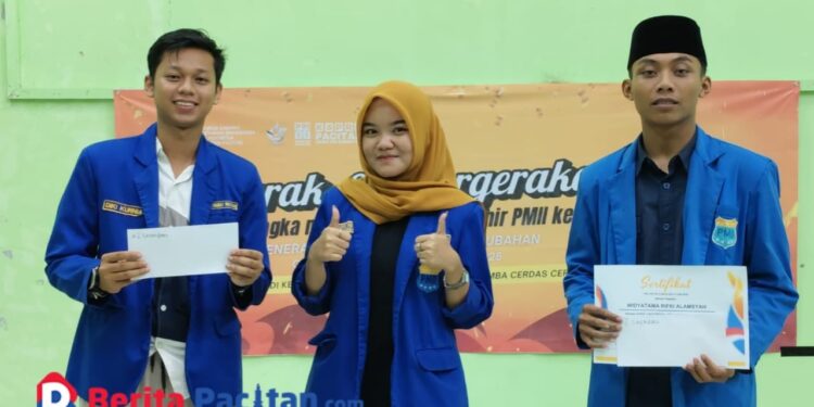 Penyerahan hadiah lomba dan sayembara dalam acara Semarak Peringatan Hari Lahir PMII ke 65. (Foto: Sunardi/Berita Pacitan)