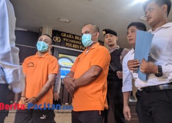 Wajah dua tersangka Curanmor saat diarak di Mapolres Pacitan, Senin, 21 April 2025. (Foto: Sunardi/Berita Pacitan)