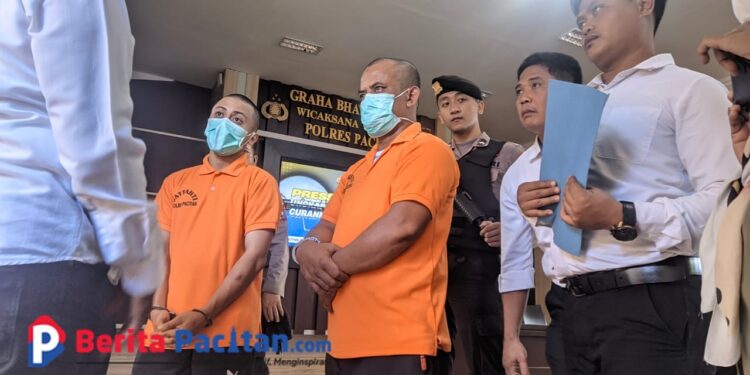 Wajah dua tersangka Curanmor saat diarak di Mapolres Pacitan, Senin, 21 April 2025. (Foto: Sunardi/Berita Pacitan)