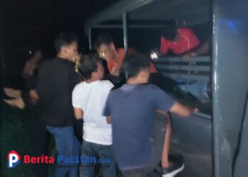 Proses evakuasi korban kecelakaan di Kebonagung Pacitan, Senin, 21 April 2025. (Foto: Sunardi/Berita Pacitan)