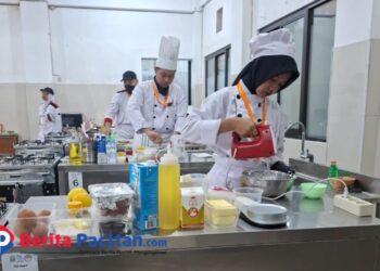 Siswa SMK 3 Pacitan saat menunjukkan skillnya dalam memasak. (Foto: Sunardi/Berita Pacitan)