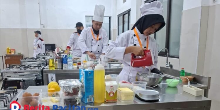 Siswa SMK 3 Pacitan saat menunjukkan skillnya dalam memasak. (Foto: Sunardi/Berita Pacitan)