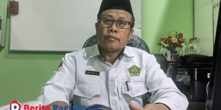Kepala Seksi Penyelenggaraan Haji dan Umrah Kemenag Pacitan, Mutongin. (Foto: Sunardi/Berita Pacitan)