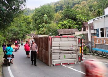 Truk Tabrak Pagar Rumah Kades Gegeran, Sopir Alami Luka di Pelipis